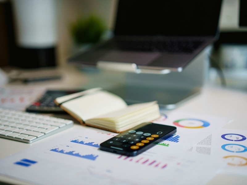 Graphiques financiers élégants sur fond sombre, optimisation patrimoniale